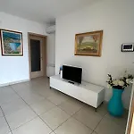 Sunny House Fourteen בית הארחה 3*