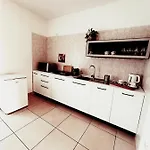 Sunny House Fourteen בית הארחה אסמיני