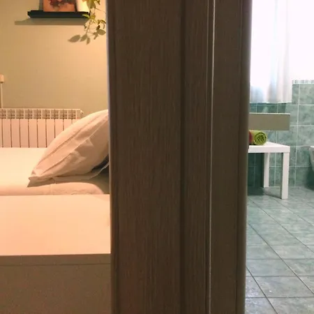 בית הארחה Sunny House Fourteen אסמיני