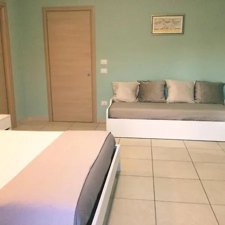 Sunny House Fourteen בית הארחה